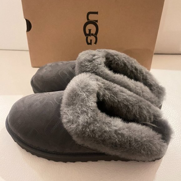 NIB UGG CLUGGETTE UGG GRAPHIC LOGO SLIPPERS SLIDES CHARCOAL 8 - Picture 4 of 7